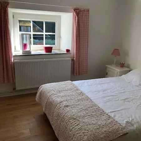 Maison En Pierre, Chaleureuse, Avec étang